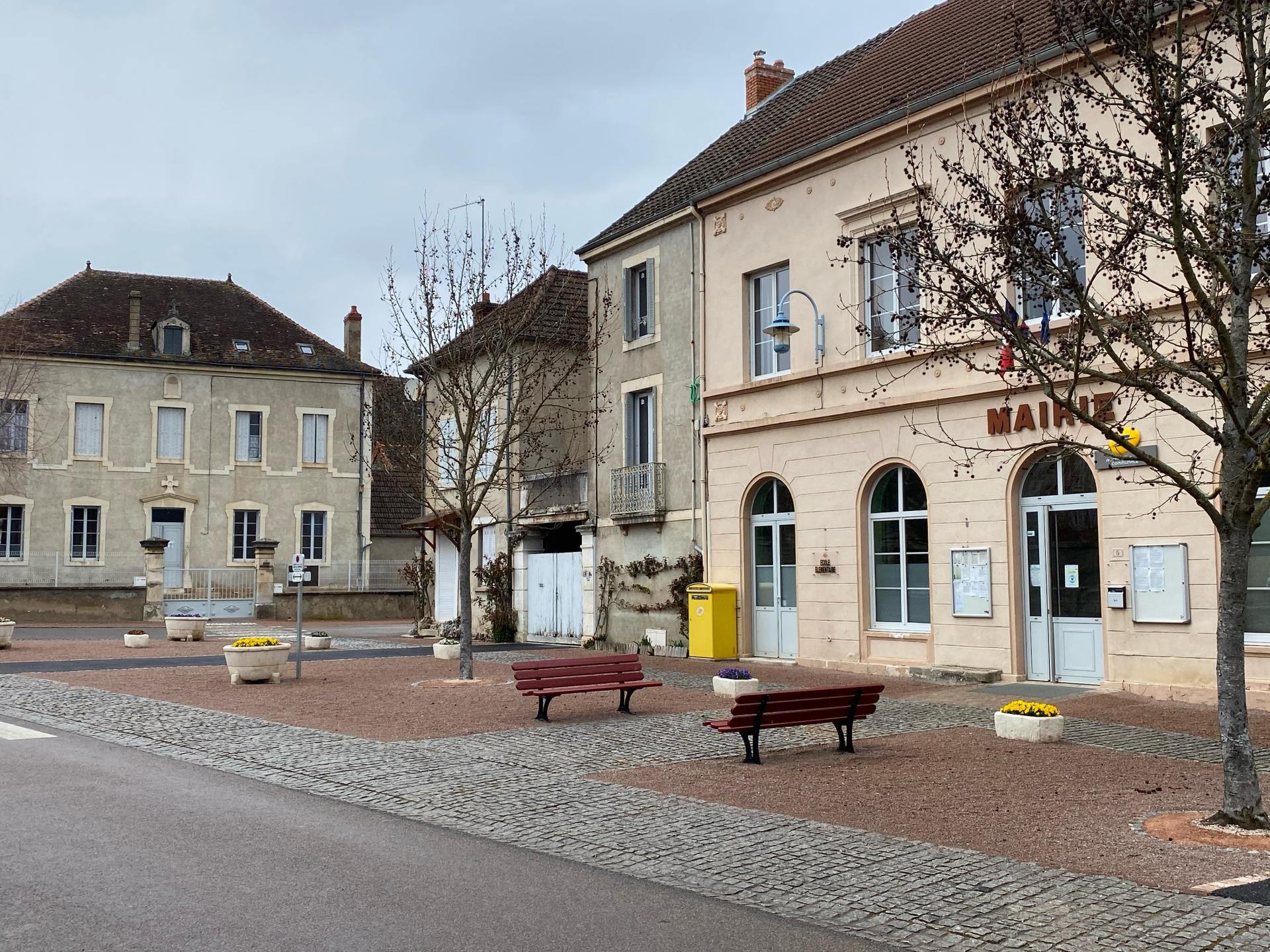 Son école et sa mairie